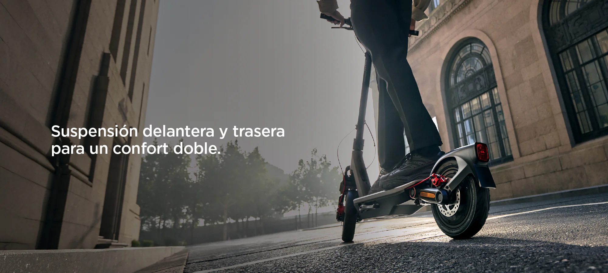 Scooter Eléctrico Segway Ninebot F3 Pro en la calle